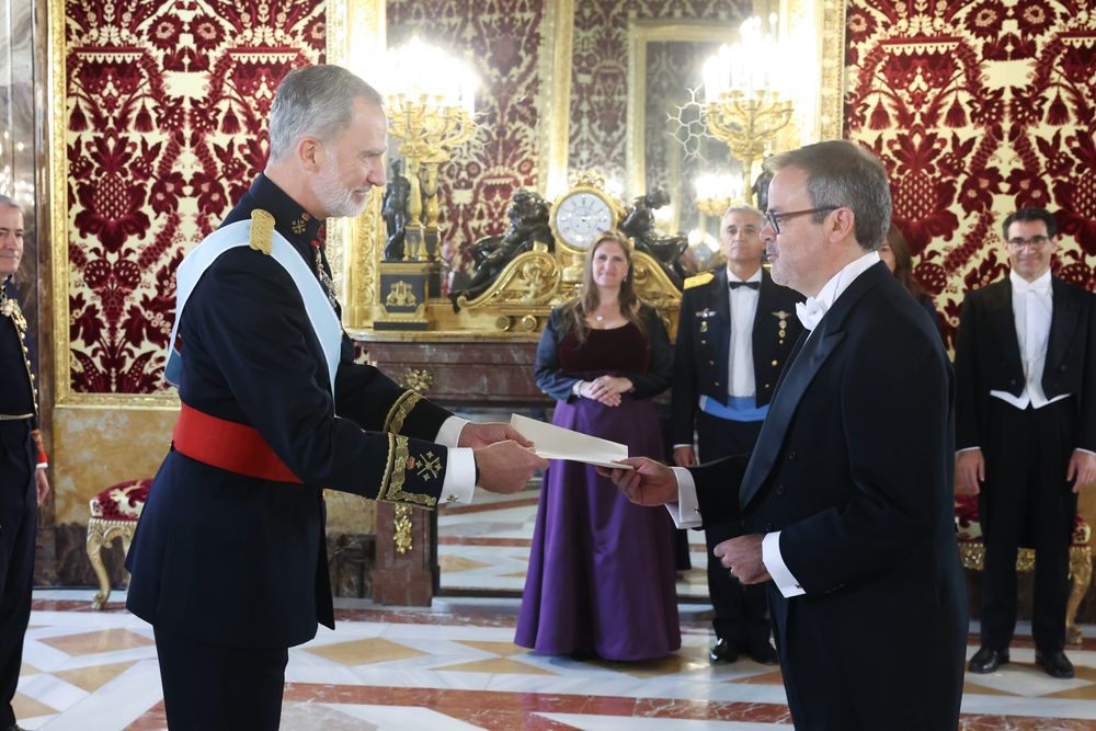 El embajador de la República de Argentina, Roberto Sebastián Bosch Estéve, hace entrega al Rey de sus Cartas Credenciales.