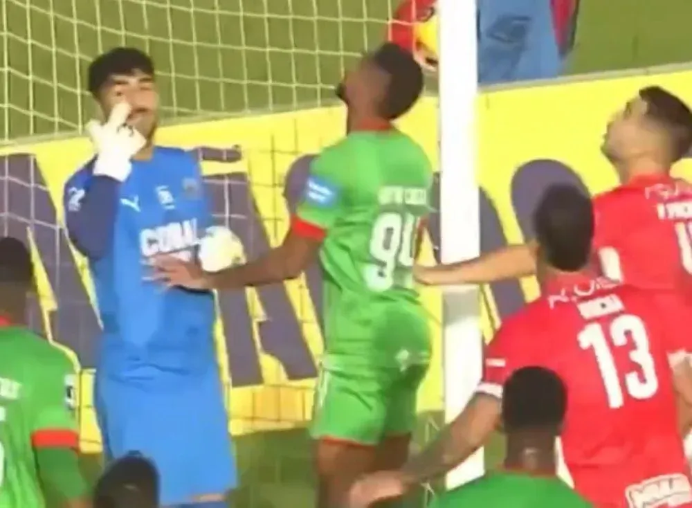 Amir Abedzadeh, el arquero iraní de Marítimo de la Segunda de Portugal, le hace señas a sus compañeros que tengan ojo pensando en que la pelota se había ido, pero seguía en juego