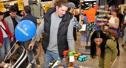 Omar Daneri e Inés Peralta en la inauguración del nuevo local de Decathlon