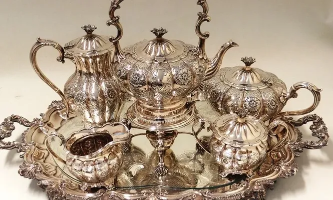 Un juego de té de plata inglesa