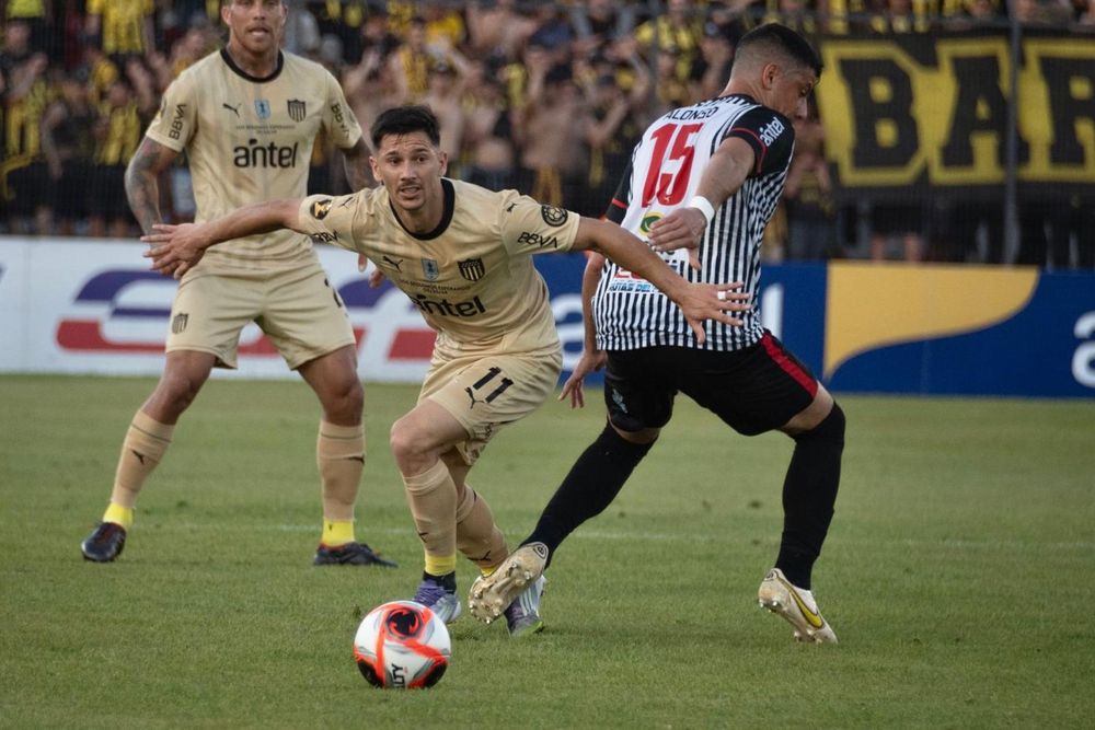 Maximiliano Silvera de Peñarol ante Miramar Misiones por el Torneo Clausura
