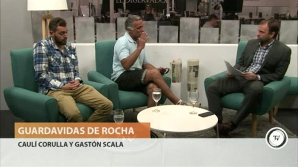Caulí Corulla y Gastón Scala, representantes de los guardavidas de Rocha, estuvieron en El Observador TV y dieron su versión sobre el conflicto con la Intendencia de Rocha.Corrulla y Scala contaron que ya hubo cuatro accidentes este fin de semana. En esos casos los surfistas rescataron a los bañistas.Prefectura, que está a cargo de las playas, fue después a tomar datos a una de las víctimas. Pero la mayoría de los marineros que están en la playa no saben nadar, dijo Corulla.