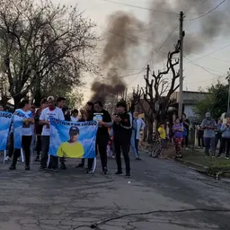 malvinas argentinas: un nene volvio del colegio, se junto con sus amigos a jugar a la pelota y lo mataron de una punalada en el cuello