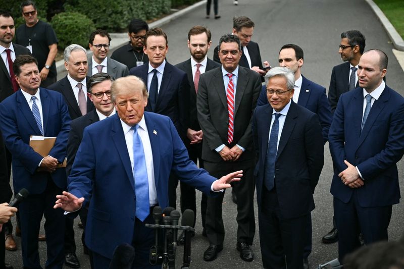 Trump y los líderes tecnológicos acuerdan la "autorregulación" de la IA y la presentan como "superinteligencia"