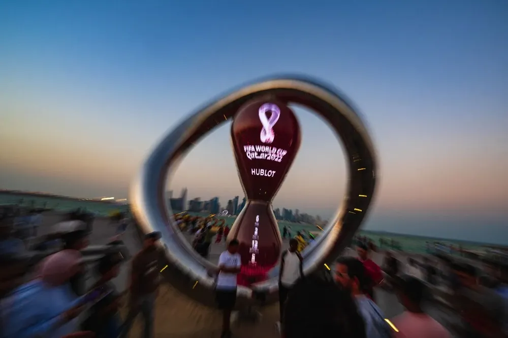 El fondo de inversión soberano de Qatar tiene miles de millones de dólares y su sistema político de monarquía autoritaria le permite tener una de las peores legislaciones para la mano de obra migrante