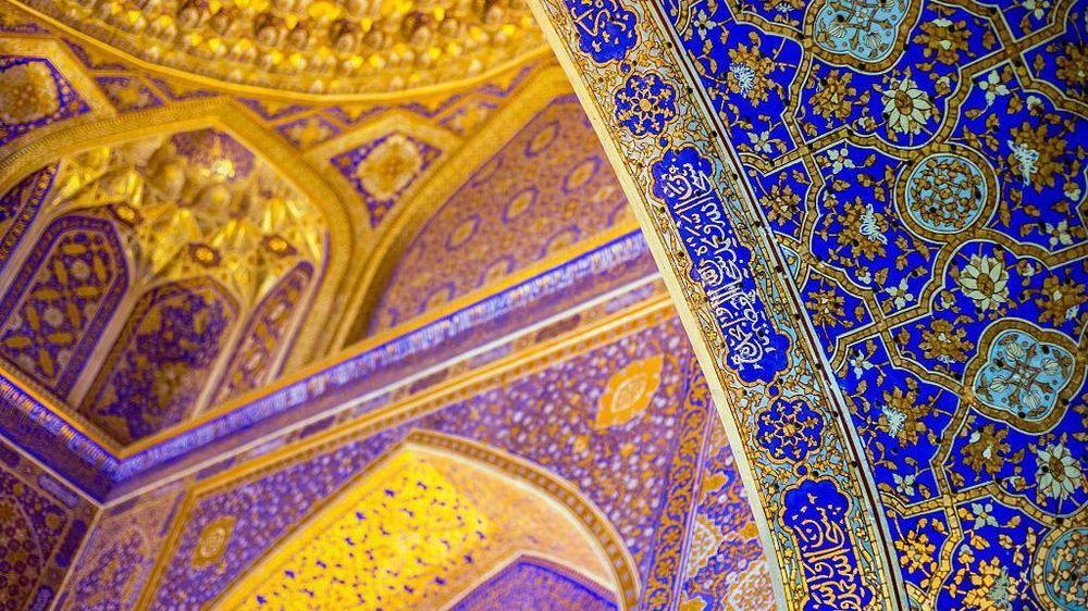 El alucinante interior de la madrasa de Tilla-Kori en Samarcanda, uno de los sitios clasificados como Patrimonio de la Humanidad por la Unesco en Uzbekistán.