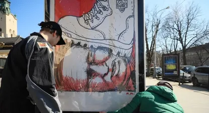 Jóvenes instalan propaganda anti Putin en una ciudad ucraniana