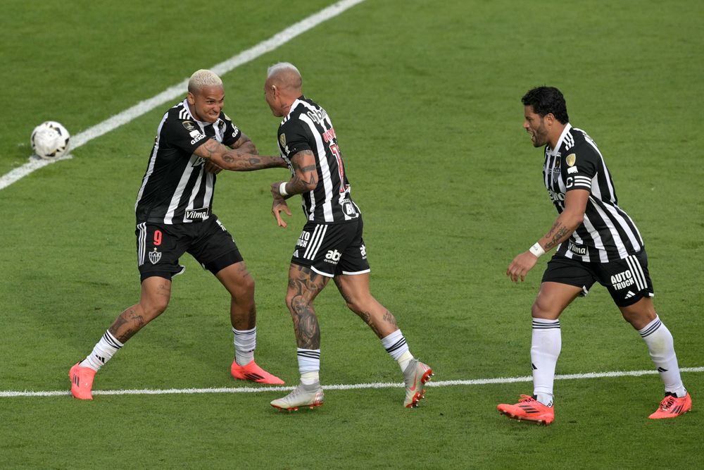 deyverson, vargas y hulk.jpg