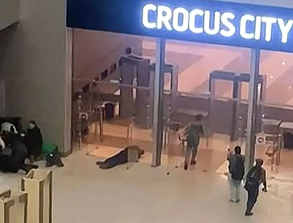 El momento en el que los atacantes entran a la sala de conciertos