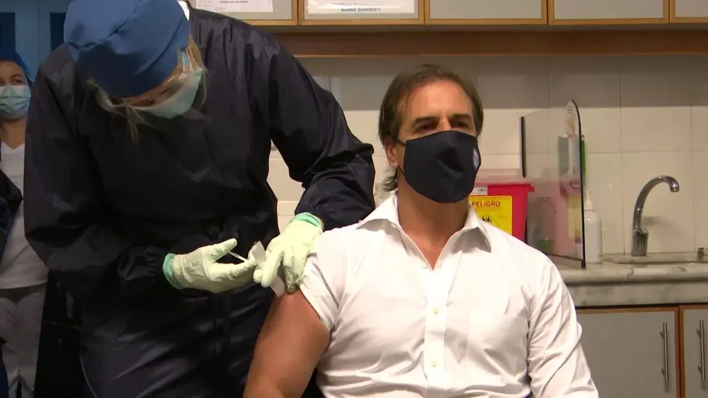 El presidente se vacunó este lunes