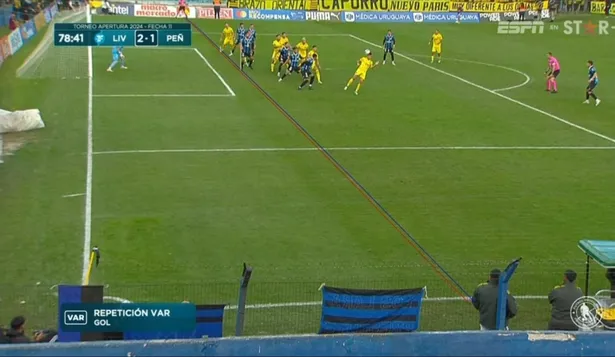 El offside a Peñarol fue medido por el VAR desde la línea del arco y no desde la línea en la que partió el pase hacia Maximiliano Silvera