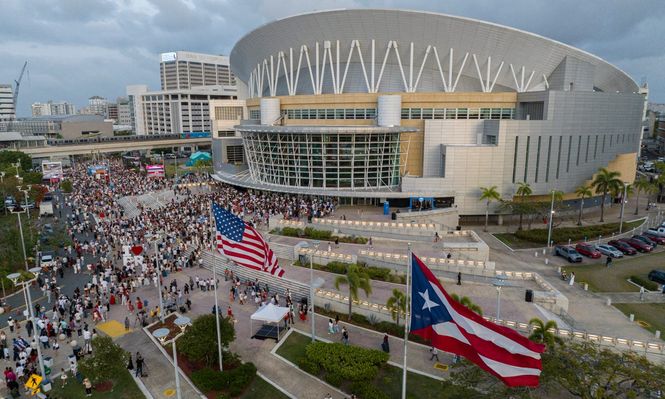 Las personas hacen fila afuera del Coliseo de Puerto Rico para el primer concierto de Bad Bunny.&nbsp;