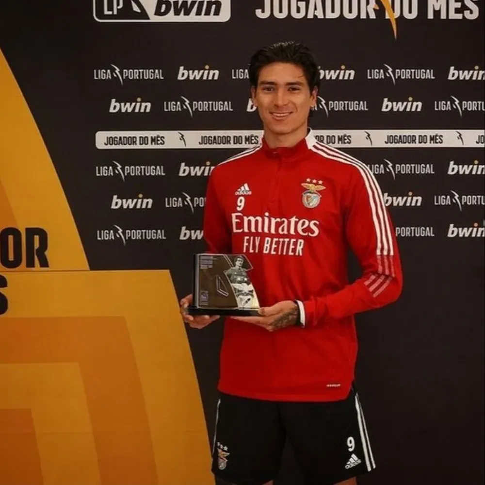 Darwin Núñez muestra orgulloso uno de los premios recibidos en Benfica
