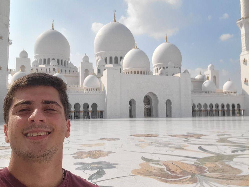 Álvaro Cabrera cursa un máster en la Universidad de Inteligencia Artificial Mohamed bin Zayed&nbsp;