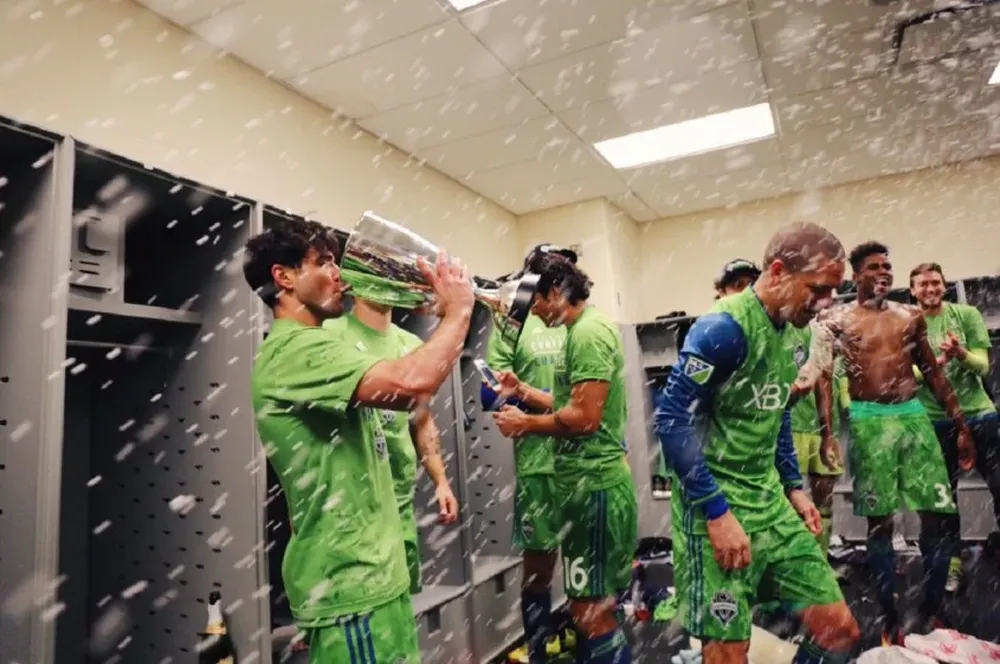 Nicolás Lodeiro con la copa del Oeste