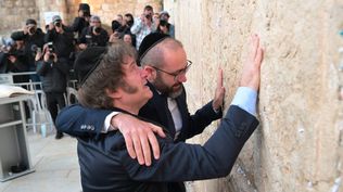 El presidente Javier Milei junto al rabino Axel Wahnish, embajador argentino en Israel, en el Muro de los Lamentos, durante la visita del mandatario a Israel, a comienzos del año pasado