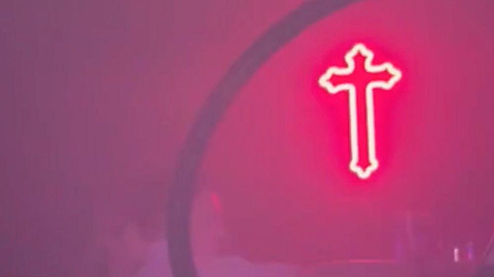 La forma de la iluminación en la discoteca impactó a un miembro de la Russkaya Obshina, según se dijo en la audiencia de Katya.