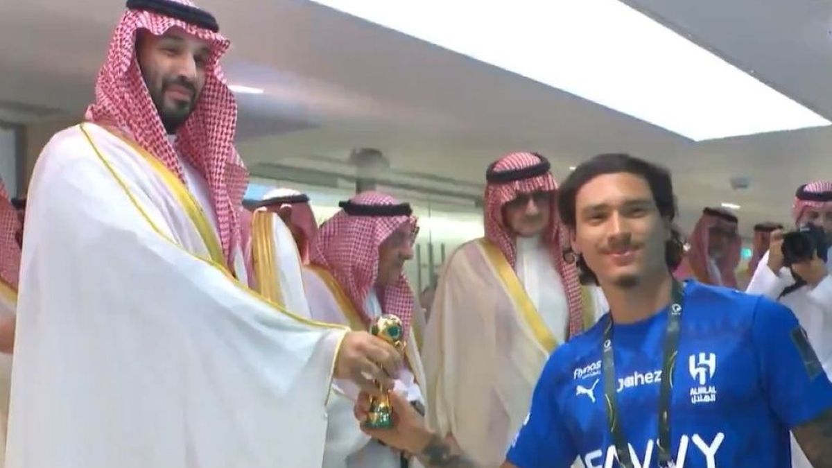 Darwin Núñez se coronó campeón con Al-Hilal y recibió el trofeo de las manos del propio rey de Arabia Saudita; mirá el video