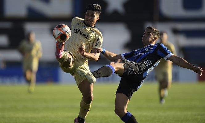 Matías Arezo de Peñarol ante Liverpool por el Torneo Clausura