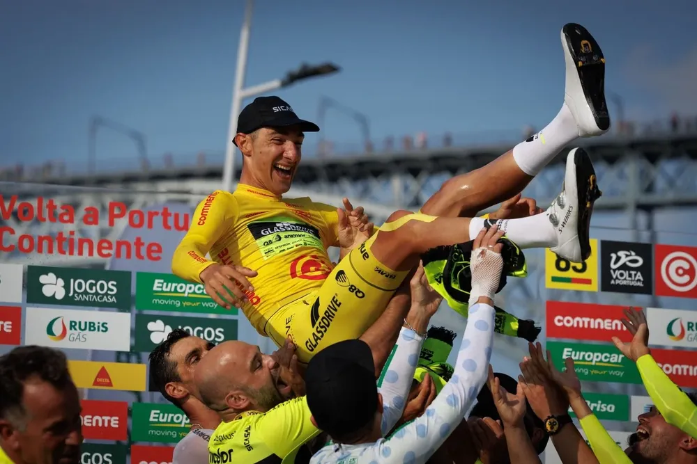 Moreira levantado en andas por sus compañeros