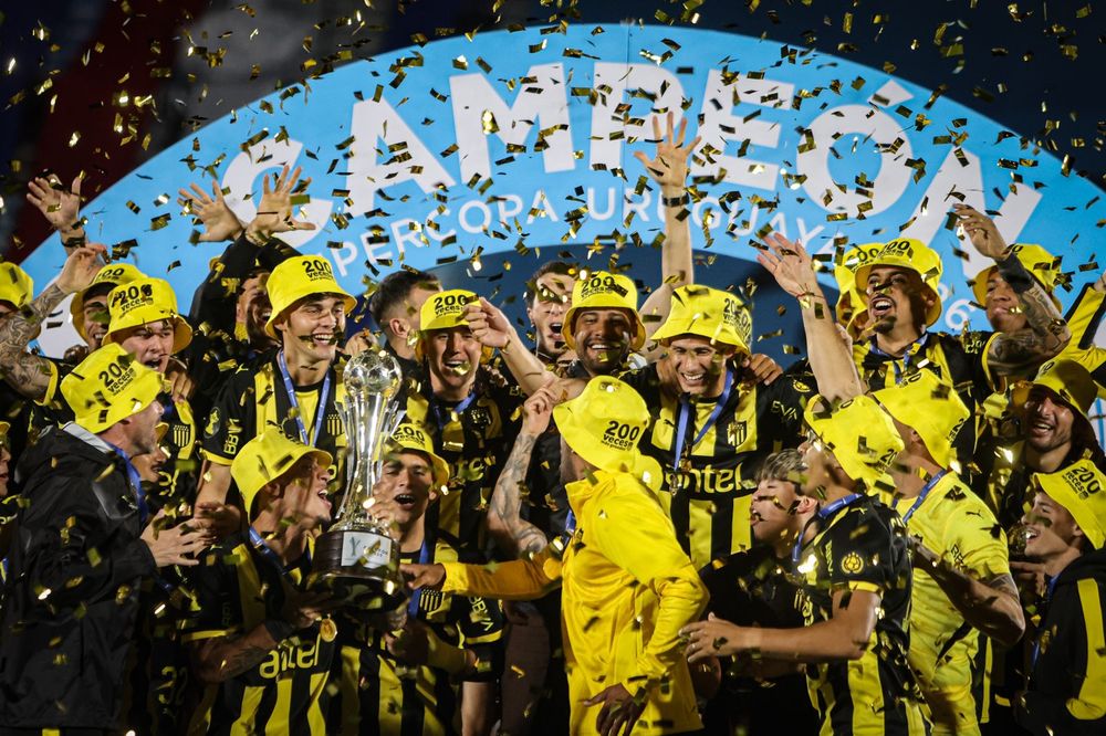 El festejo de Peñarol con las gorras con dedicatoria a Maximiliano Silvera