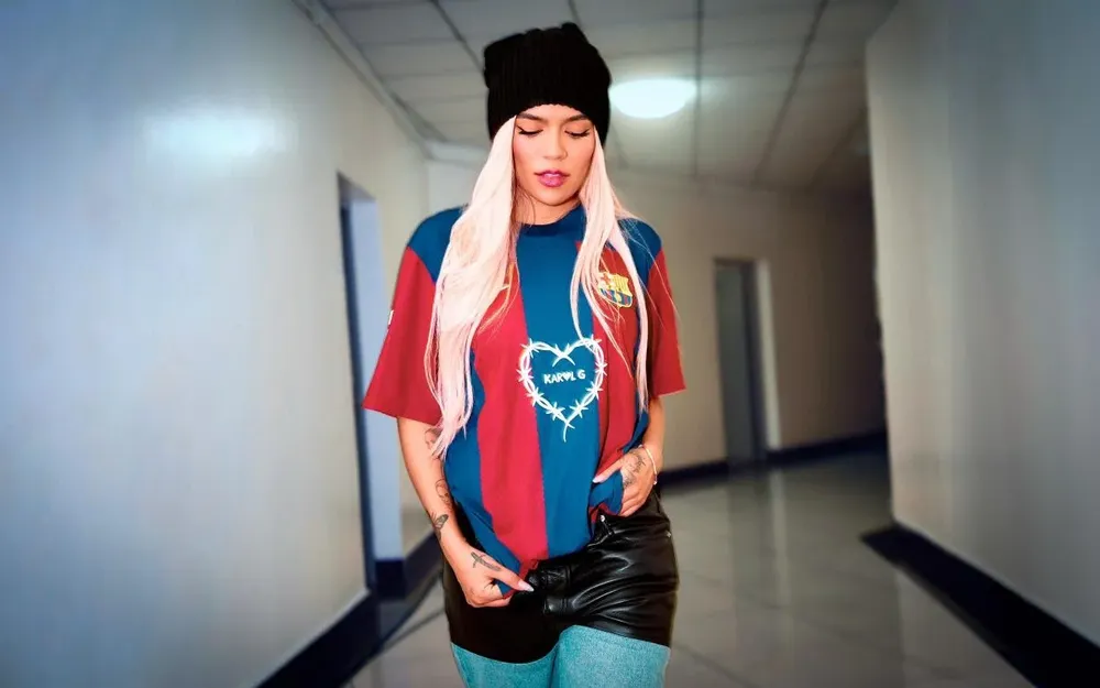 Karol G con la camiseta del FC Barcelona con su logo.