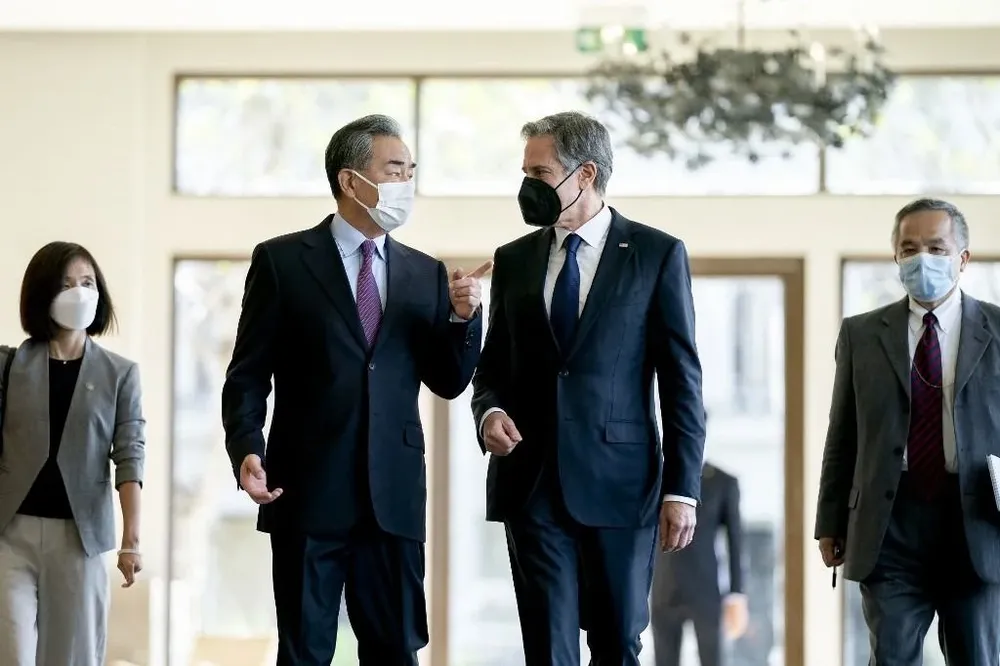 El secretario de Estado de los Estados Unidos, Antony Blinken, y el ministro chino de Relaciones Exteriores, Wang Yi, mantuvieron una reunión bilateral en Bali