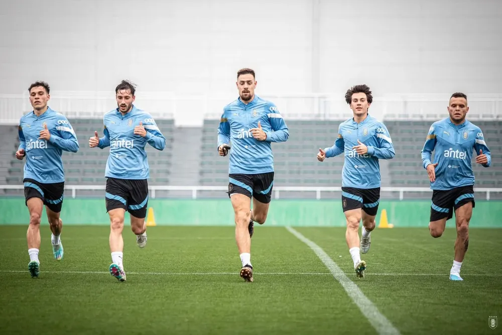 Los primeros convocados de la selección uruguaya llegaron a Japón y entrenaron bajo las órdenes de Broli