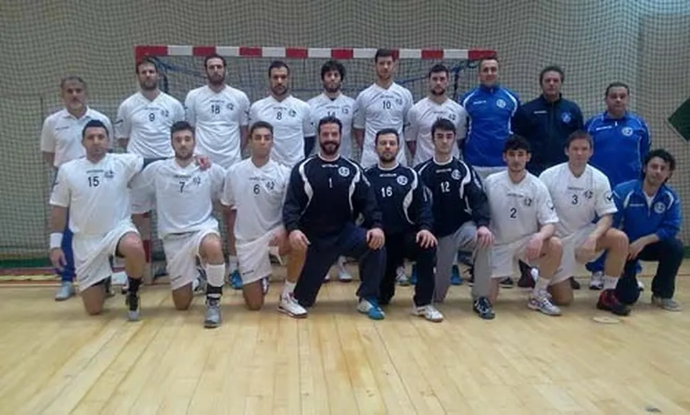 Pablo Marrochi arriba a la derecha con la 11