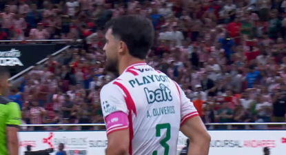 Agustín Oliveros se lamenta tras su gol en contra