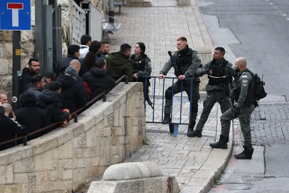 Israel prohibió la entrada de al menos 160.000 trabajadores palestinos al país, una importante proporción de la mano de obra en el sector de la construcción y la agricultura.