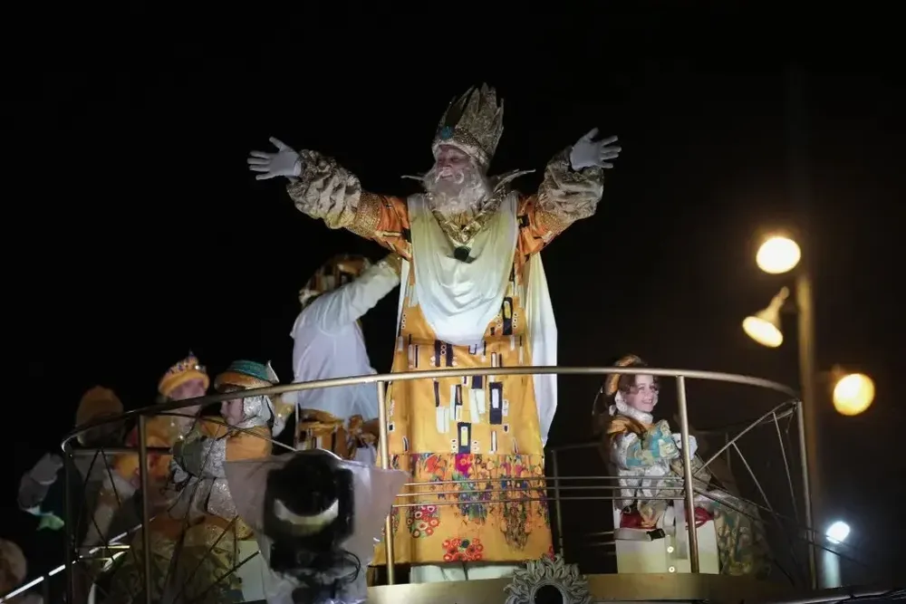 El rey Melchor saluda a los barceloneses que no se han querido perder la cabalgata por las principales calles de la ciudad.