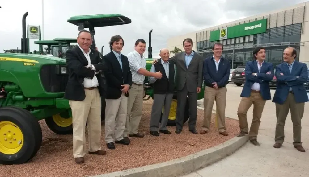 La entrega de los tractores fue en la casa central de Interagrovial SA