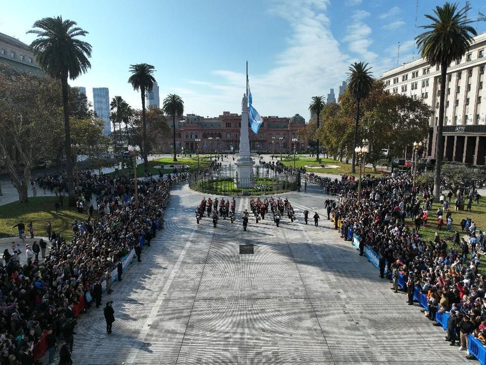 El cambio de guardia de los tres regimientos históricos en Plaza de Mayo.&nbsp;