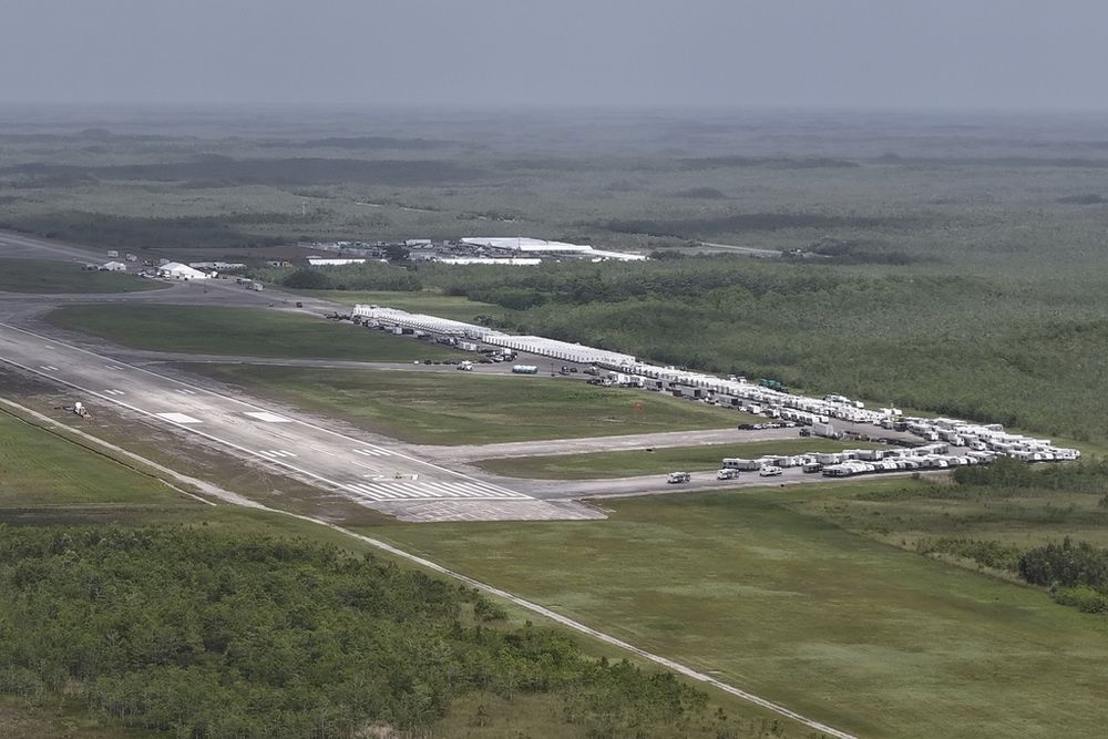 El centro de detención de migrantes fue construido en una pista de aterrizaje abandonada en los Everglades