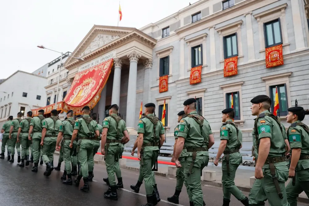 Soldados a las puertas del Congreso de los Diputados engalanado para la ceremonia de apertura de legislatura, este miércoles. El rey, acompañado de la reina Letizia y de la princesa de Asturias, preside la solemne apertura de la XV Legislatura
