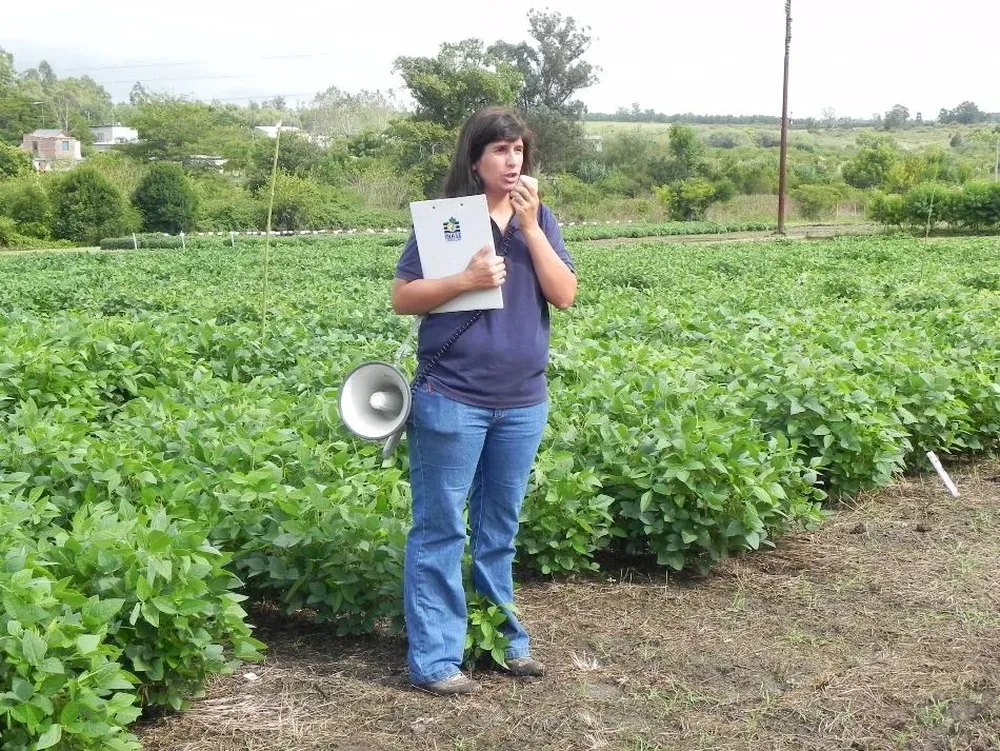 Virginia Olivieri condujo la recorrida por los ensayos