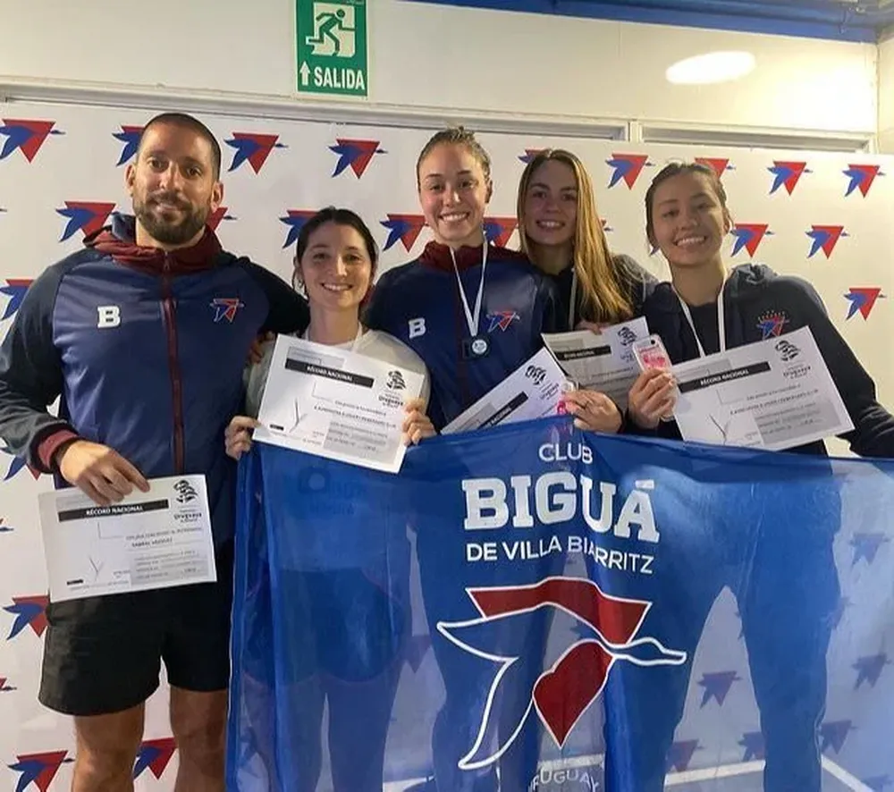 Gabriel Vázquez, Inés Remersaro, Abril Aunchayna, el 4x50 m combinado récord