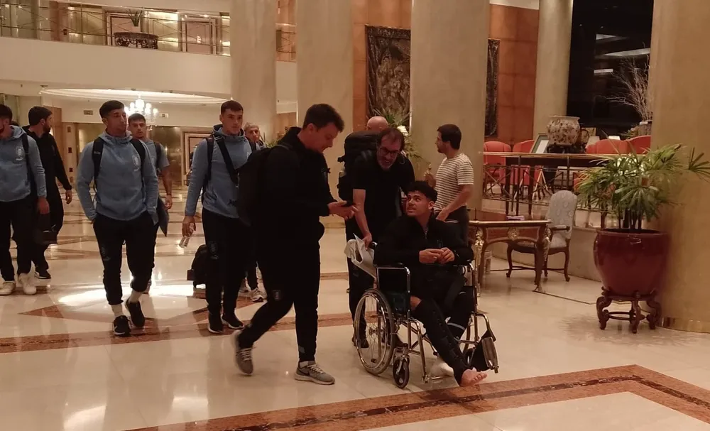 Maxi Araújo en silla de ruedas y con una protección