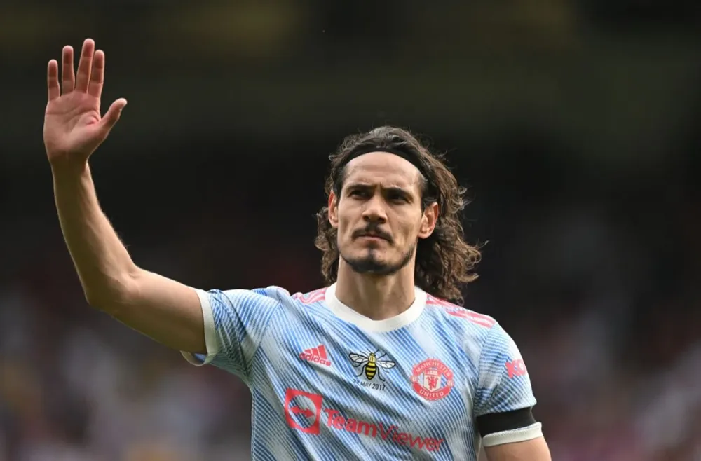 Edinson Cavani se despide de la hinchada de Manchester United en lo que fue su último partido con esa camiseta