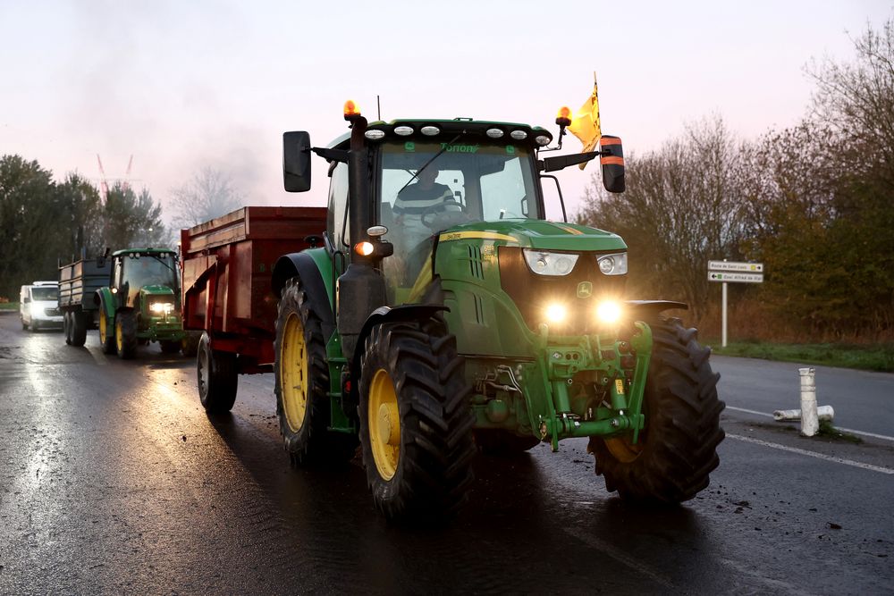Un agricultor en su tractor abandona el puerto de Burdeos y su presa después de que se levantara el bloqueo por parte del sindicato de agricultores de línea dura (CR) de Coordinación Rural, cerca de Bassens, suroeste de Francia. Un agricultor en su tractor abandona el puerto de Burdeos y su presa después de que se levantara el bloqueo por parte del sindicato de agricultores de línea dura (CR) de Coordinación Rural, cerca de Bassens, suroeste de Francia.