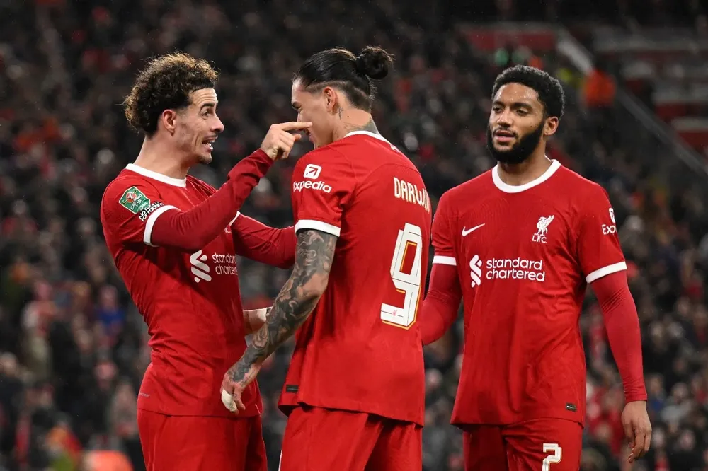 Darwin vuelve a jugar con Liverpool