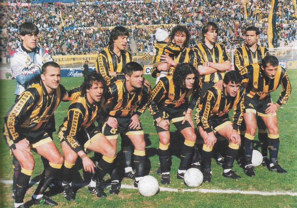 Pe&ntilde;arol en el Torneo Clausura de 1995 en el cl&aacute;sico que ganaron los aurinegros 1-0; arriba, Claudio Flores, Luis Romero, Jos&eacute; Enrique De los Santos, Nicol&aacute;s Rotundo y Washington Tais; abajo, Diego Dorta, Danilo Baltierra, Antonio Pacheco, Federico Magallanes, Pablo Bengoechea y &Oacute;scar Aguirregaray