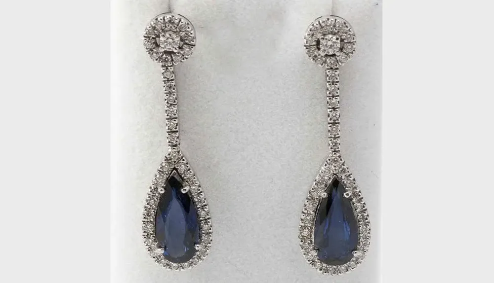 Par de caravanas de oro de 18 quilates con zafiros azules y brillantes