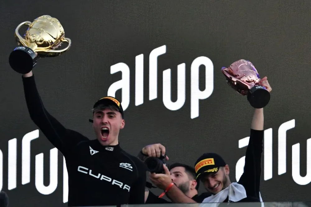 El streamer Karchez (I) ganó la GP Explorer en Le Mans, Francia. (AFP)