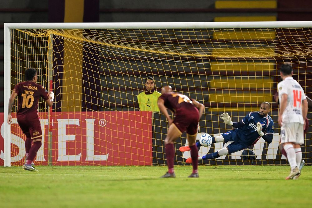 El penal atajado por Luis Mejía en el partido ante Deportes Tolima
