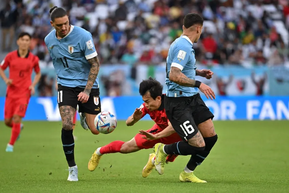 Son en acción contra Uruguay durante el Mundial