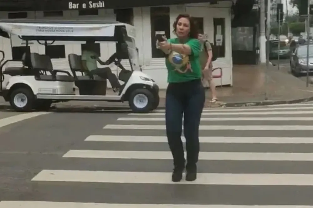 La diputada bolsonarista Carla Zambelli siguió con un arma a un hombre y su custodio fue detenido