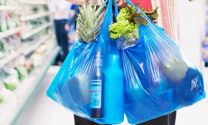 La prohibición de bolsas de plástico gratuitas en los super fue una pésima decisión