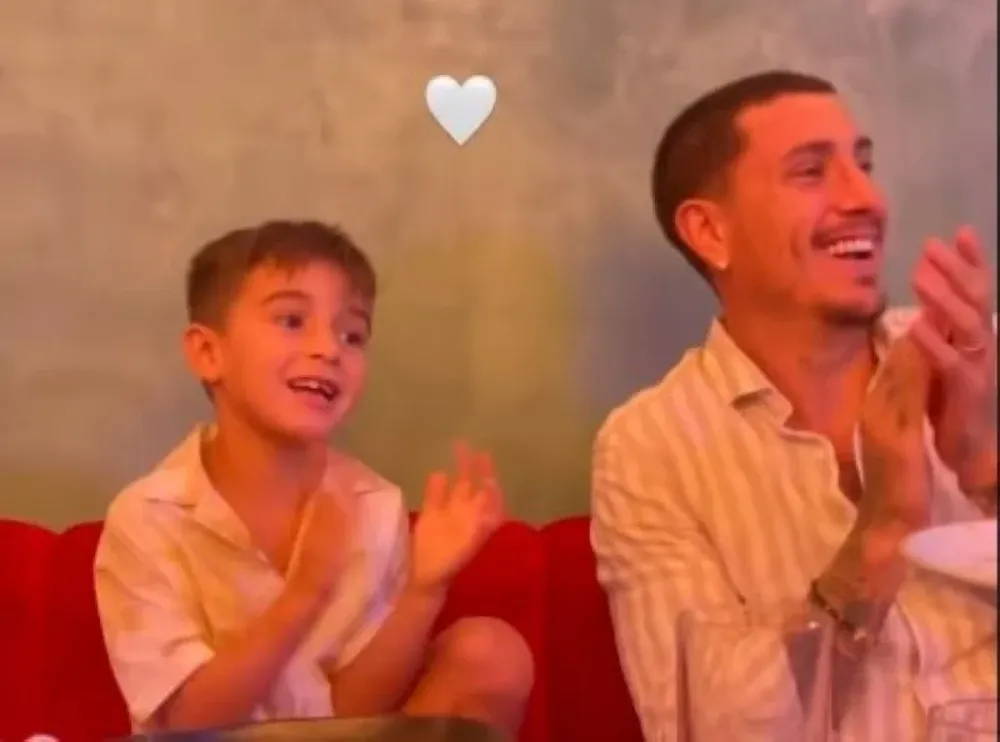 José María Giménez festeja junto a su hijo en una salida en familia